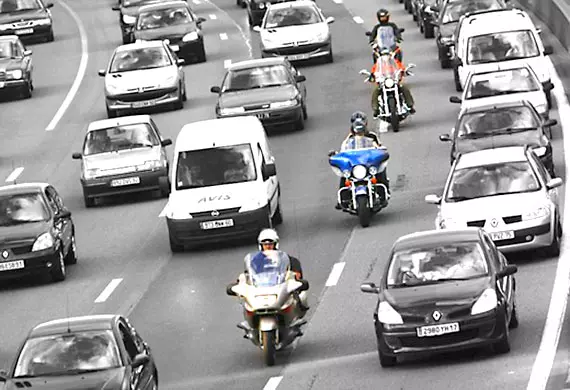 Moto circulant en inter-files sur le périphérique de Paris